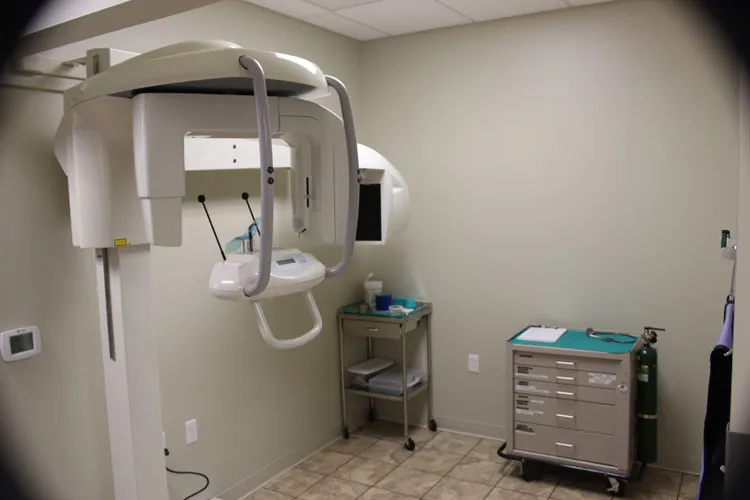 Digital imaging machine and interior photo of Newton PA oral surgery center